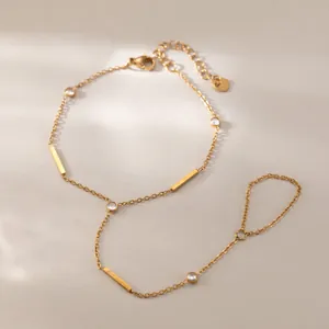 Détail d'un bracelet bague en acier inoxydable plaqué or 18 carats avec pierres zircon