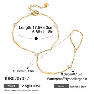 Vue détaillée du bracelet bague en acier inoxydable plaqué or 18k avec zircons