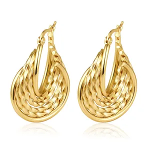 Nahaufnahme mehrlagiger gedrehter Creolen aus Edelstahl mit 18 Karat Gold-Finish