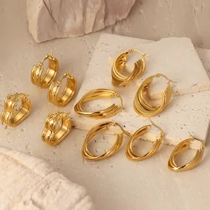 Nahaufnahme verschiedener luxuriöser mehrlagiger Edelstahl-Ohrringe mit 18 Karat Vergoldung
