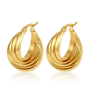 Detailansicht von 18k vergoldeten, mehrlagigen Edelstahl-Creolen für modebewusste Damen.