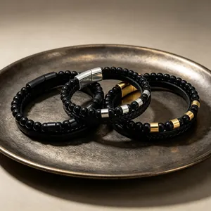 Nahaufnahme von drei doppellagigen Leder- und Perlenarmbändern für Herren mit Magnetverschluss
