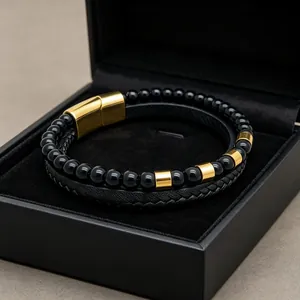 Elegantes Herrenarmband, zweilagig mit schwarzen Perlen, Leder und Goldverschluss