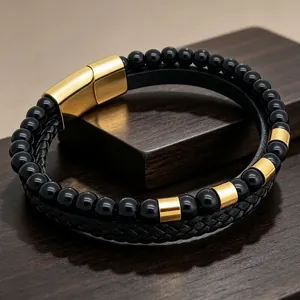 Detailansicht Herrenarmband zweilagig mit schwarzen Perlen und Gold Magnetverschluss