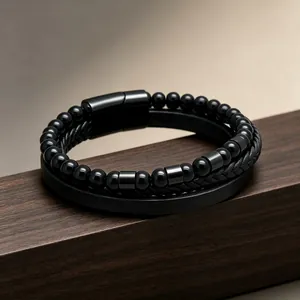 Nahaufnahme des Magnetverschlusses und des schwarzen geflochtenen Lederarmbands