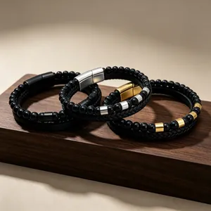 Detailansicht von zweischichtigen Herrenarmbändern aus Leder und schwarzen Perlen