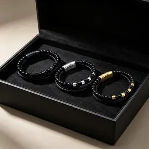 Detailansicht von zweilagigen Herrenarmbändern aus Leder und schwarzen Perlen in Geschenkbox