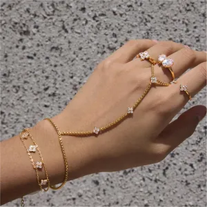 Élégant ensemble de harnais de main et bagues en acier inoxydable plaqué or 18 carats et oxydes