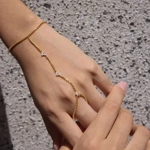 Harnais de main élégant en acier inoxydable plaqué or 18 carats avec accents de fleurs de zircon