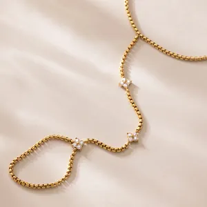 Détail d'une parure de main plaquée or 18 carats avec trèfles sertis de zircons
