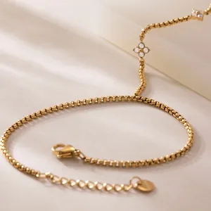 Gros plan détaillé du bracelet bague en acier inoxydable plaqué or 18k avec fleur de zircon