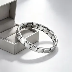 Vue détaillée d'un bracelet à maillons modulaires italiens en acier inoxydable argenté sur écrin