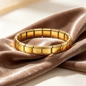 Vue détaillée d'un luxueux bracelet à maillons modulaires doré sur un velours doux.
