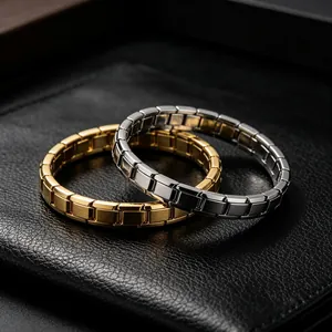 Gros plan détaillé de bracelets modulaires italiens en acier inoxydable pour hommes, or et argent