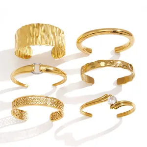Set di 6 bracciali rigidi in acciaio al titanio dorato con diverse texture e zircone