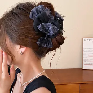 Eleganter Haarklammer mit Leopardenmuster, Stoffschleife und Federn für Damenfrisuren