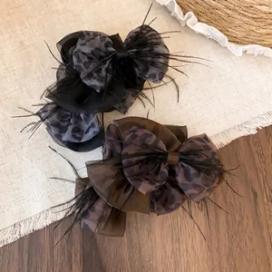 Elegante Haarklammern aus Stoff mit Leopardenmuster, Schleife und Federdetails für Damen