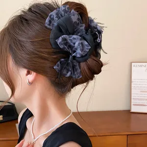 Elegante Haarklammer mit Leopardenmuster, Schleife und Federn für stilvolle Dutt-Frisuren
