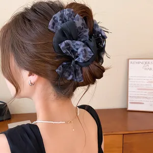 Elegante Haarklammer mit Leopardenmuster-Stoffschleife und schwarzen Federn für Frisuren