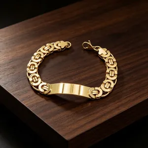 Nahaufnahme eines edlen vergoldeten ID-Armbands aus Titanstahl auf dunkler Holzoberfläche.