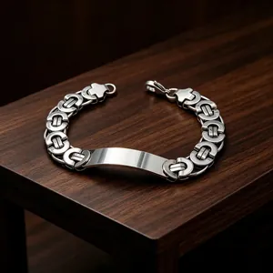 Detailaufnahme eines byzantinischen Titanstahl-Armbands für Herren mit gebogener Platte