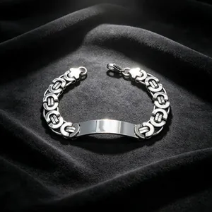 Detailaufnahme eines silbernen Herrenarmbands aus Titanstahl mit gravierbarer Platte
