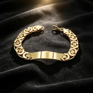 Detailansicht eines vergoldeten Titanstahl-Herrenarmbands mit gravierbarer gebogener Platte