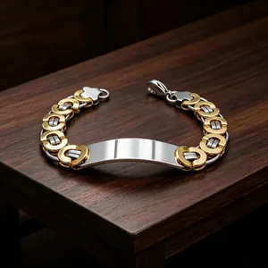 Nahaufnahme eines zweifarbigen Edelstahl-Herrenarmbands mit gebogener Platte und Karabiner
