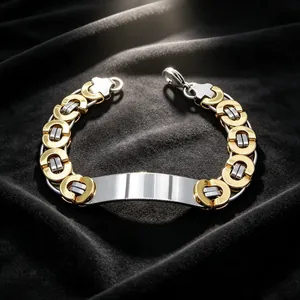 Detailansicht eines zweifarbigen Titanstahl-Gliederarmbands mit Gravurplatte