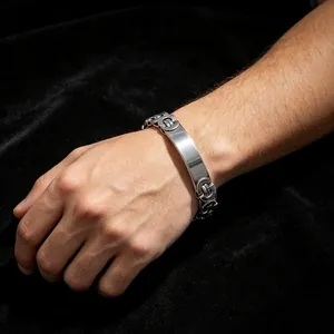 Detailansicht eines Herrenarmbands aus Titanstahl mit polierter gebogener ID-Platte