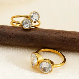 Vista detallada de un elegante anillo minimalista bañado en oro con doble circón