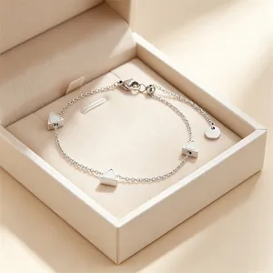 Elegantes Armband aus Titanstahl mit geometrischen Dreiecksanhängern und Perlmutt-Inlays