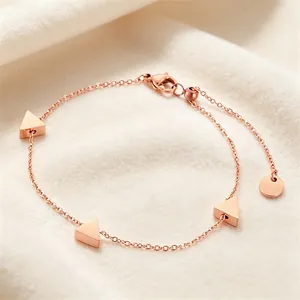Elegantes Armband aus Roségold-Titanstahl mit geometrischen Dreiecken und verstellbarer Kette