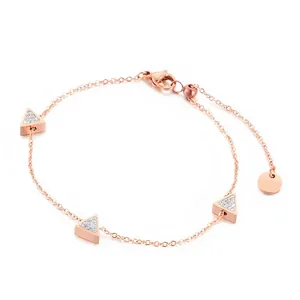 Armband aus Roségold-Titanstahl mit funkelnden geometrischen Dreiecksanhängern, verstellbar.
