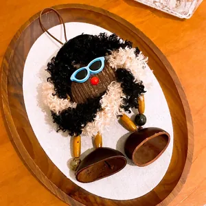 Bijou de sac poupée fantaisie en peluche et bois avec lunettes de soleil bleues