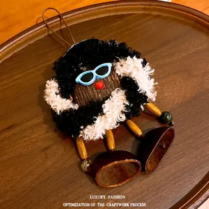Pendentif de sac en peluche et bois fait main avec lunettes de soleil bleues et lacet
