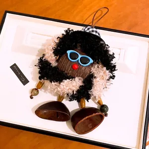 Bijou de sac original en bois et peluche avec lunettes bleues, un accessoire de luxe