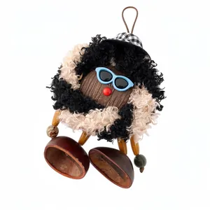 Porte-clés artisanal en peluche et bois avec lunettes de soleil pour sacs à la mode.