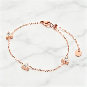 Detailansicht eines eleganten roségoldenen Armbands mit drei filigranen Dreiecken