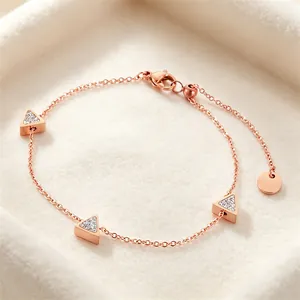 Detail eines Armbands aus roségoldenem Titanstahl mit funkelnden Dreiecken