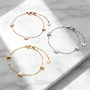 Detailansicht von drei verstellbaren Titanstahl-Armbändern mit Dreieck-Muscheleinlagen