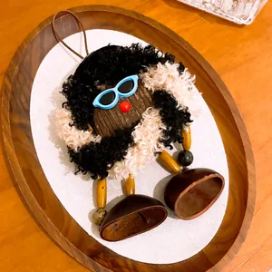 Gros plan d'un pendentif fait main en bois et peluche avec des lunettes bleues