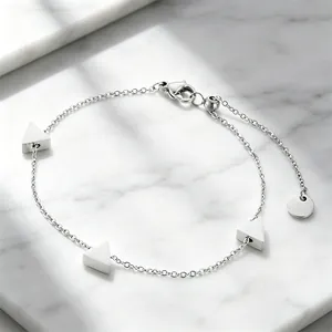 Detailansicht der geometrischen Dreiecksanhänger an einem minimalistischen Armband aus Titanstahl