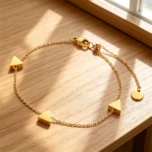Detailansicht des verstellbaren Armbands aus Gold-Titanstahl mit geometrischen Dreiecken.
