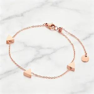 Nahaufnahme eines verstellbaren Titanstahl-Armbands in Roségold mit Dreiecken