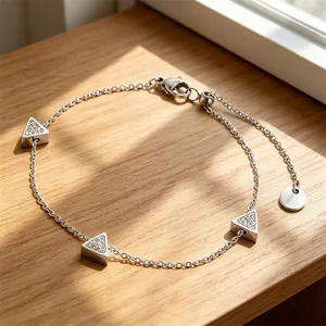 Detailansicht eines silbernen Titanstahl-Kettenarmbands mit geometrischen Dreiecken