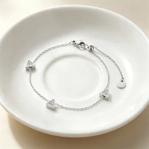 Detailansicht eines Titanstahl-Armbands mit geometrischen Dreiecksanhängern