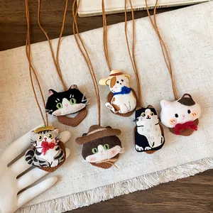 Collier avec pendentif poupée de chat en tissu fait main et motifs brodés mignons