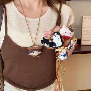 Colliers avec pendentif chat en tissu brodé, plusieurs modèles portés par un mannequin.