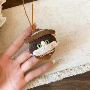 Collier pendentif chat en tissu fait main avec chapeau de cowboy miniature et broderie